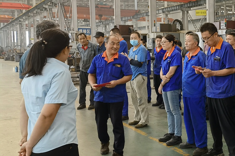 王啟海兒子被山東勞動(dòng)職業(yè)技術(shù)學(xué)院錄取，李總代表公司送去兩千元恭賀金。