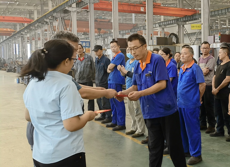 吳雪勇兒子被哈爾濱工業(yè)大學(xué)錄取，李總代表公司送去兩千元恭賀金。