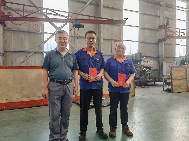 李總與吳雪勇、王啟海合影留念。