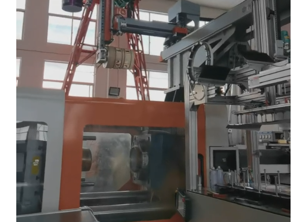 制桶專用機模內貼標生產現(xiàn)場視頻