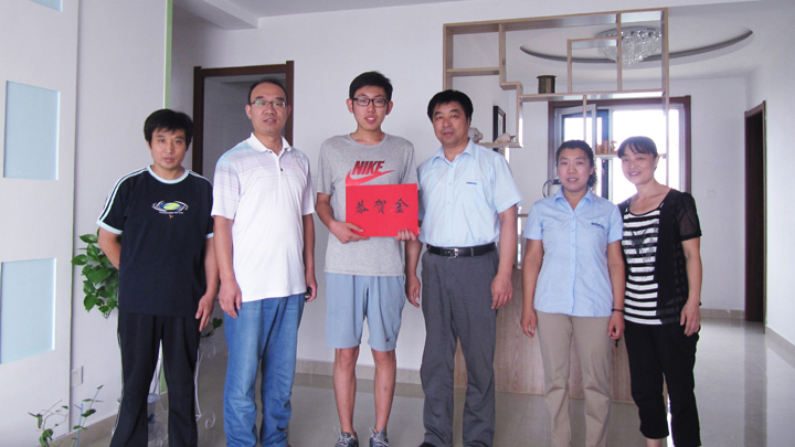 田玉兒子被山東交通學院錄取，呂總與李主任代表公司送去兩千元恭賀金