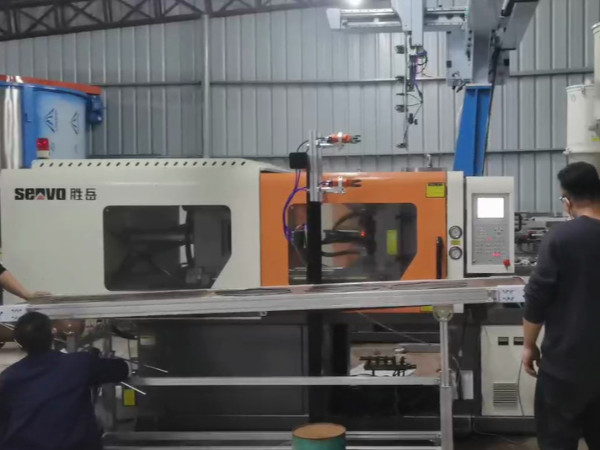 勝沃注塑機客戶生產(chǎn)車頂行李箱